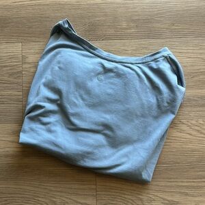 Men’s Lululemon workout shirt